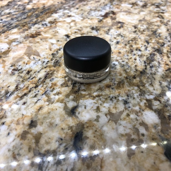 Mac paint pot in soft ochre - Picture 1 of 4